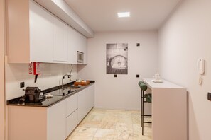 Fridge, microwave, oven, coffee/tea maker