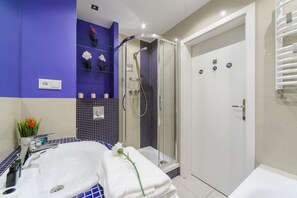 Apartamento conforto | Banheiro | Banheira e chuveiro separados, secador de cabelo, toalhas de banho 