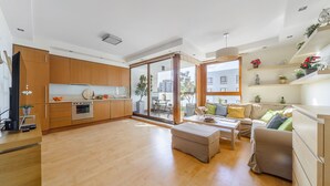 Un appartement moderne comprenant une cuisine, un salon et un coin repas.