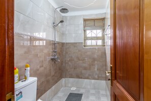 Regadera, toallas, jabón, papel de baño 