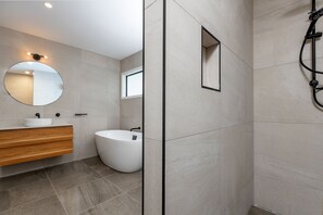 Tina, secadora de cabello, toallas, jabón
