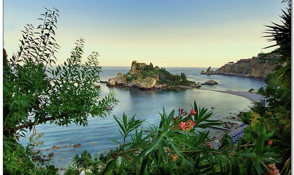 Sulla spiaggia, lettini da mare, teli da spiaggia