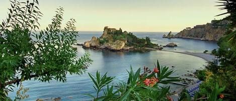 På stranden, liggestole, badehåndklæder