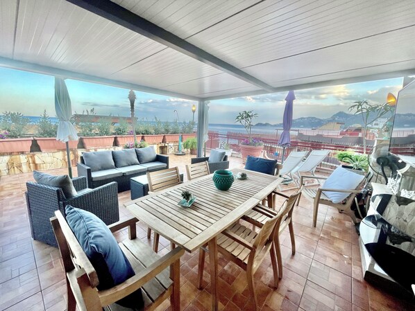 Outdoor dining - BLUE HOLIDAY LUXURY APARTMENT  (Letojanni)