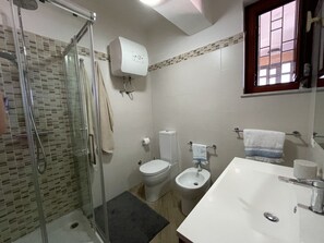 Shower, hair dryer, bidet, towels - BLUE HOLIDAY LUXURY APARTMENT  (Letojanni)
