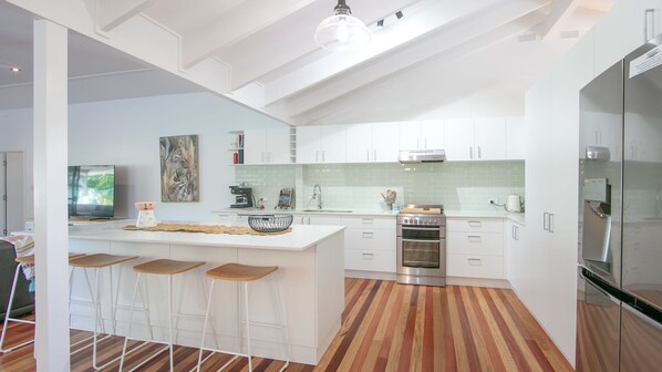 Fridge, microwave, oven, stovetop - Hamilton House - Spacious & Pet-Friendly (Yamba)