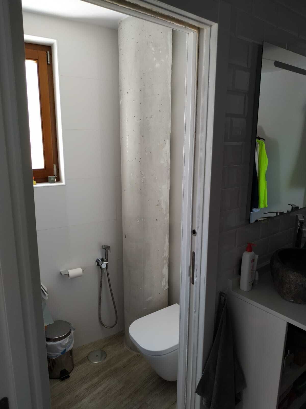 Dusj, hårføner, håndklær og såpe