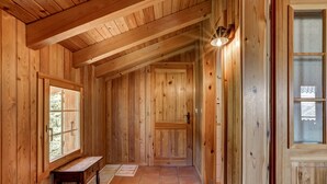 A wooden interior hallway with a bench, a door, and a window. - Chalet Bellevue - Jacuzzi - Views - La Tzoumaz, 4 Vallees (La Tzoumaz)