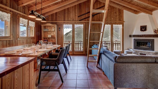 A wooden interior with a dining area, a sofa, and a fireplace. - Chalet Bellevue - Jacuzzi - Views - La Tzoumaz, 4 Vallees (La Tzoumaz)