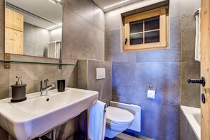 Baignoire, sèche-cheveux, serviettes fournies