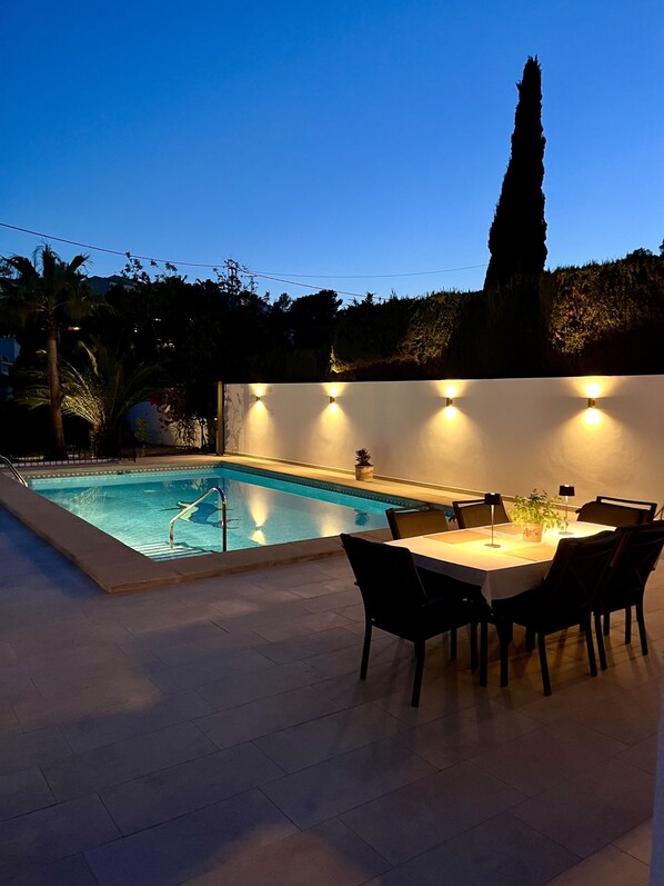 Una piscina al aire libre
