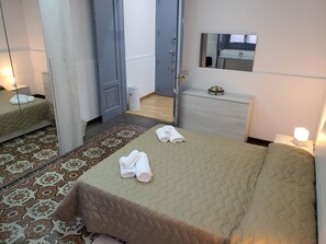 4 Schlafzimmer, Schreibtisch, Bügeleisen/Bügelbrett, Reisekinderbett