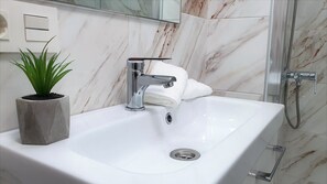 Suihku, hiustenkuivaaja, pyyhkeet, saippua