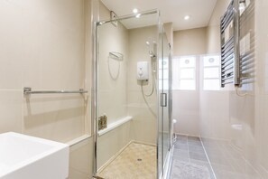 Appartement Confort | Salle de bain | Douche, articles de toilette (gratuits), séchoir à cheveux