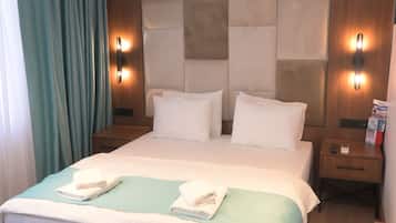 Habitación Deluxe, 1 cama doble | 1 dormitorio, ropa de cama de alta calidad, colchones viscoelásticos