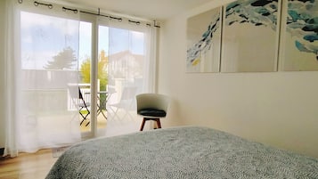 2 bedrooms, desk, iron/ironing board, travel crib