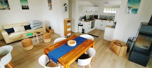 Fernseher, Kamin, DVD-Player, Bücher