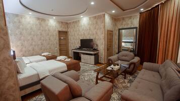 Comfort Studio Suite | Minibar, individually decorated, individually furnished, desk