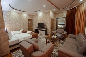 Comfort stúdió lakosztály | Minibár, egyedi dekoráció, egyedi berendezés és íróasztal