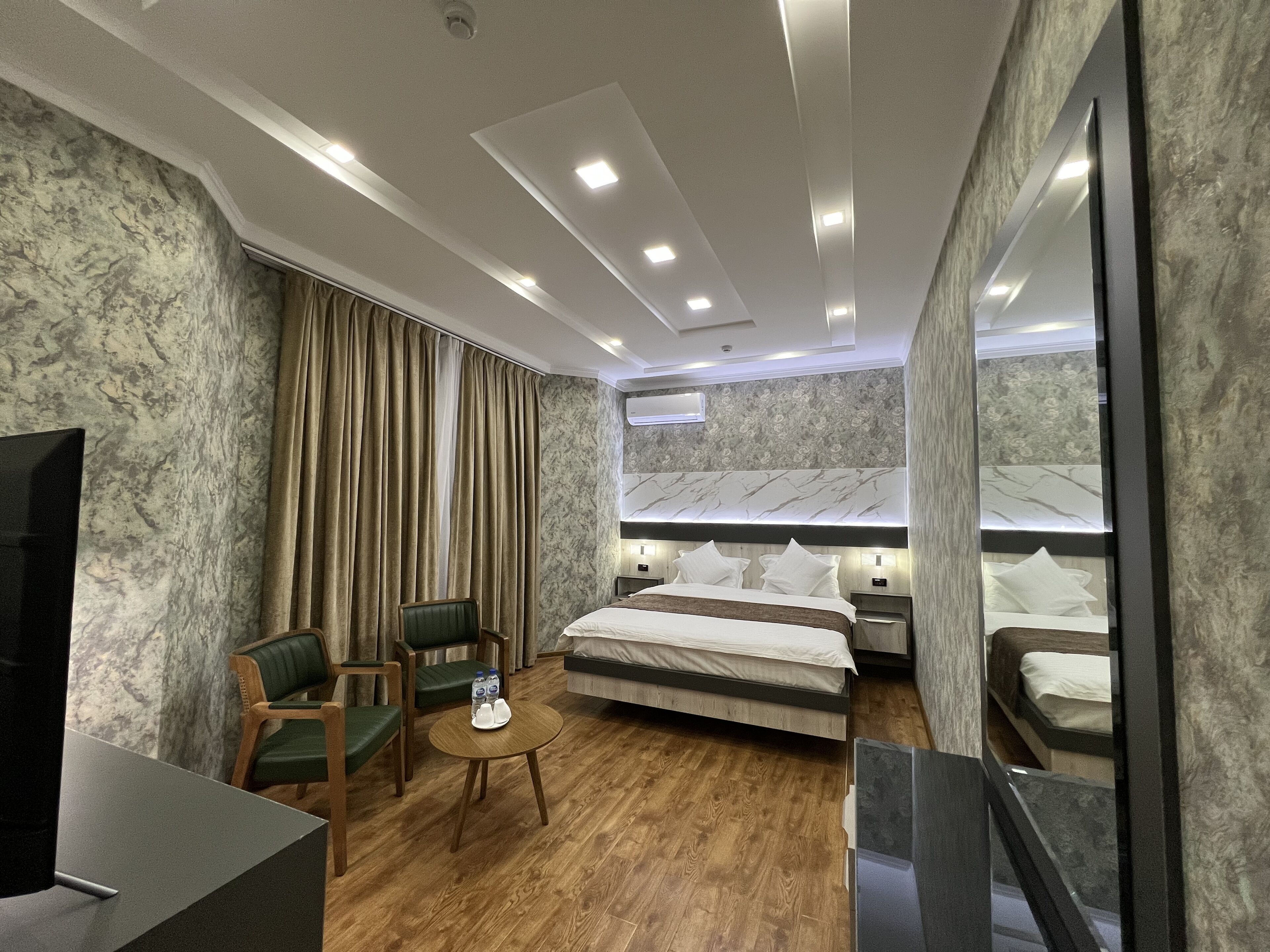 ベーシック ダブルルーム | ミニバー、客室ごとに異なる装飾、客室ごとに異なるインテリア、デスク