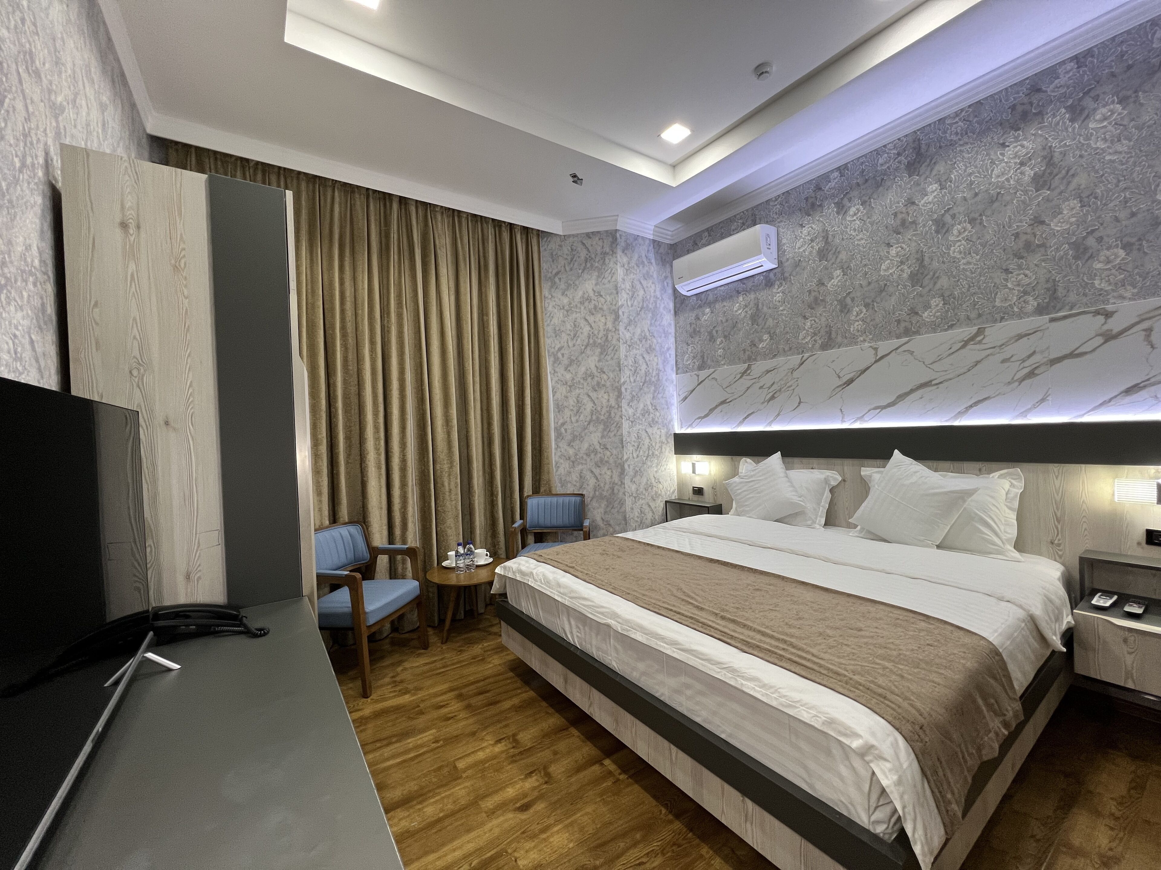 Basic Double Room | Minibar, individually decorated, individually furnished, desk