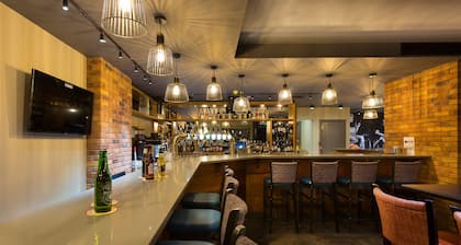 Castle Varagh Hotel & Bar