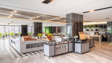 Petit déjeuner buffet (275000 IDR par personne)