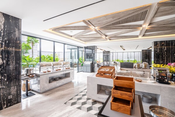 Desayuno buffet (IDR 275000 por persona) 