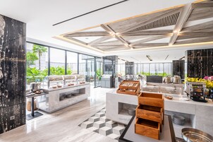 Se ofrece un desayuno bufé (275000 IDR por persona)