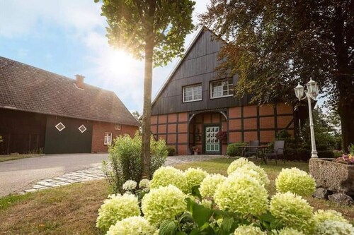 In idyllischer Wohnlage auf einem Fachwerkhof in der Natur.