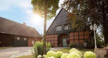 In idyllischer Wohnlage auf einem Fachwerkhof in der Natur.