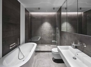 Separate bathtub and shower, rainfall showerhead, hair dryer, towels - The Eight Apartments Shoreditch (London)