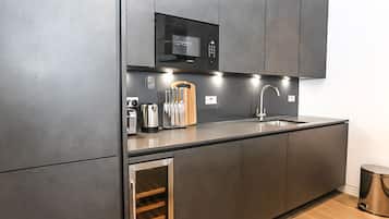 Full-sized fridge, microwave, oven, stovetop
