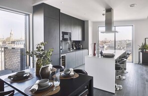 Full-size fridge, microwave, oven, stovetop - The Eight Apartments Shoreditch (London)