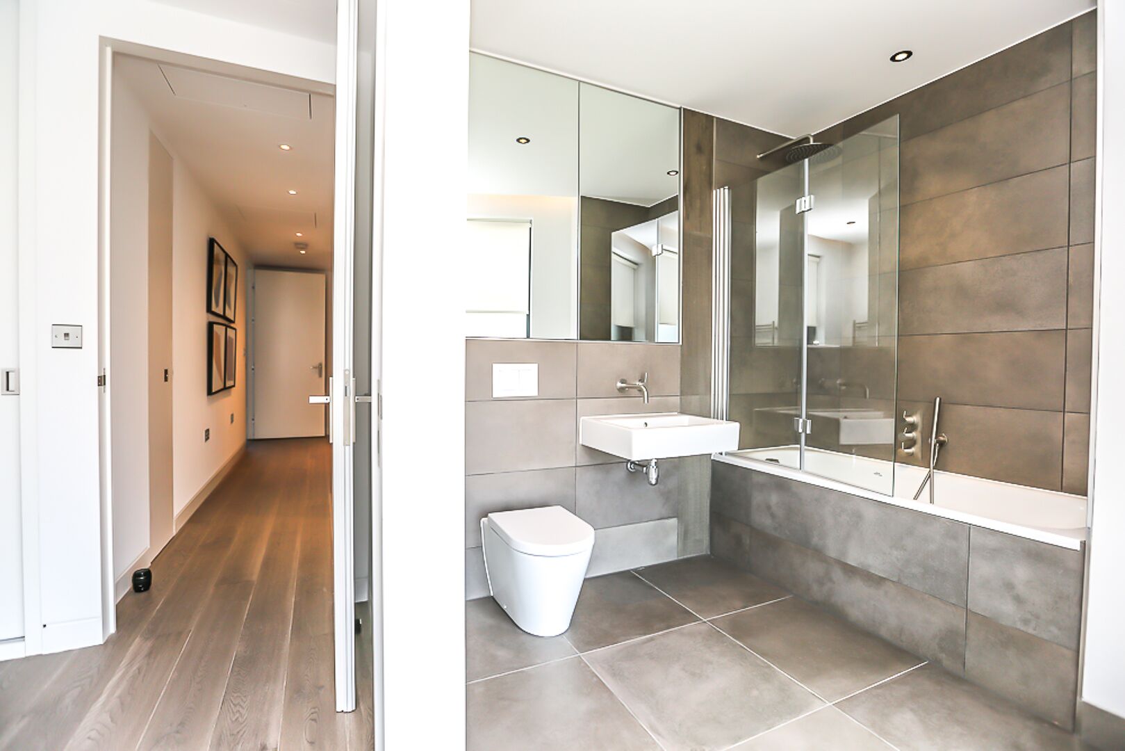 コンフォート アパートメント 2 ベッドルーム シティビュー | バスルーム | 個別の浴槽とシャワー、レインフォールシャワー、ヘアドライヤー、タオル