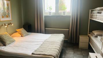 Familjerum för fyra | Mörkläggningsgardiner, ljudisolering, gratis wi-fi och sängkläder