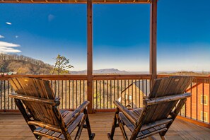 Property grounds - Angels Among Us: Mtn Views! Resort Pool, Wi-Fi, Hot Tub, Games, near Attractions (Sevierville)