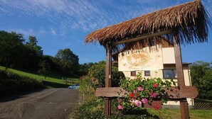 A rustic building with a thatched roof and a sign reading "Gasthaus Paulo". - Gasthaus Paula App. C (Üdersdorf)