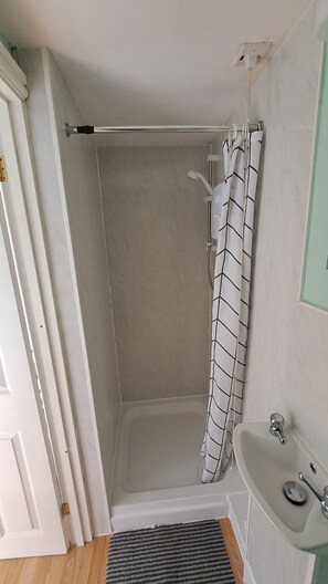 Cabaña básica, 1 cama doble | Baño | Ducha, jabón y champú