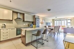 Full-sized fridge, microwave, oven, stovetop