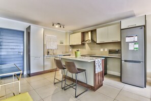 Full-sized fridge, microwave, oven, stovetop