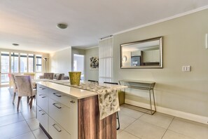 Full-sized fridge, microwave, oven, stovetop