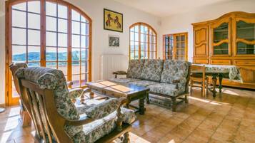 Fernseher, Kamin, Tischfußball