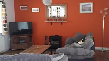 House, 1 Queen Bed | Living room
