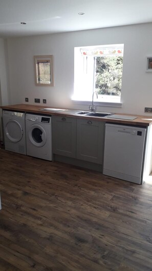 Casa, 1 cama Queen size | Cocina privada | Refrigerador, microondas, horno y parrilla de estufa