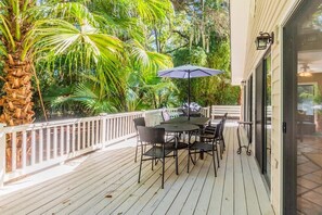 Outdoor dining - 1 Tupelo - Sea Pines 4 Bedroom Dog Friendly Home (Hilton Head Island)