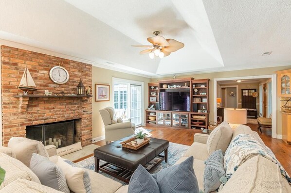 Smart TV, books, video library - 1 Tupelo - Sea Pines 4 Bedroom Dog Friendly Home (Hilton Head Island)