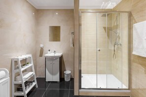Apartment, 1 Queen Bed | Bathroom