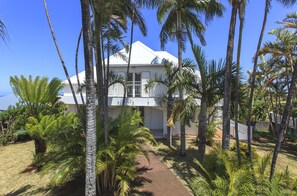 Unclassified image, 5 of 17, button