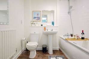 Bañera, secador de pelo y toallas